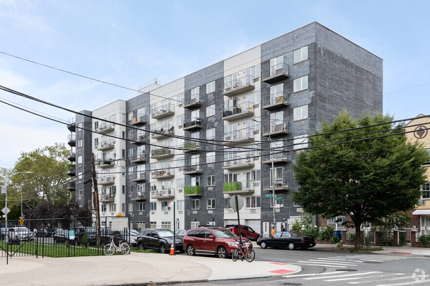 100 Maspeth Ave, Brooklyn, NY à louer - Photo de l’immeuble – Image 2 sur 4