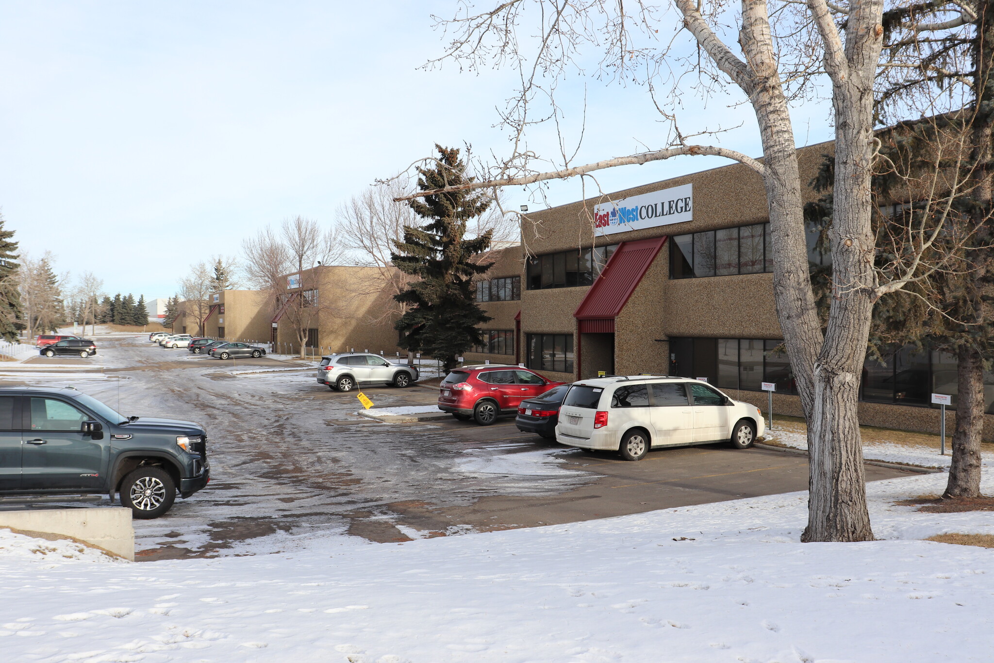 3880-3908 29 St NE, Calgary, AB à louer Photo de l’immeuble– Image 1 sur 8