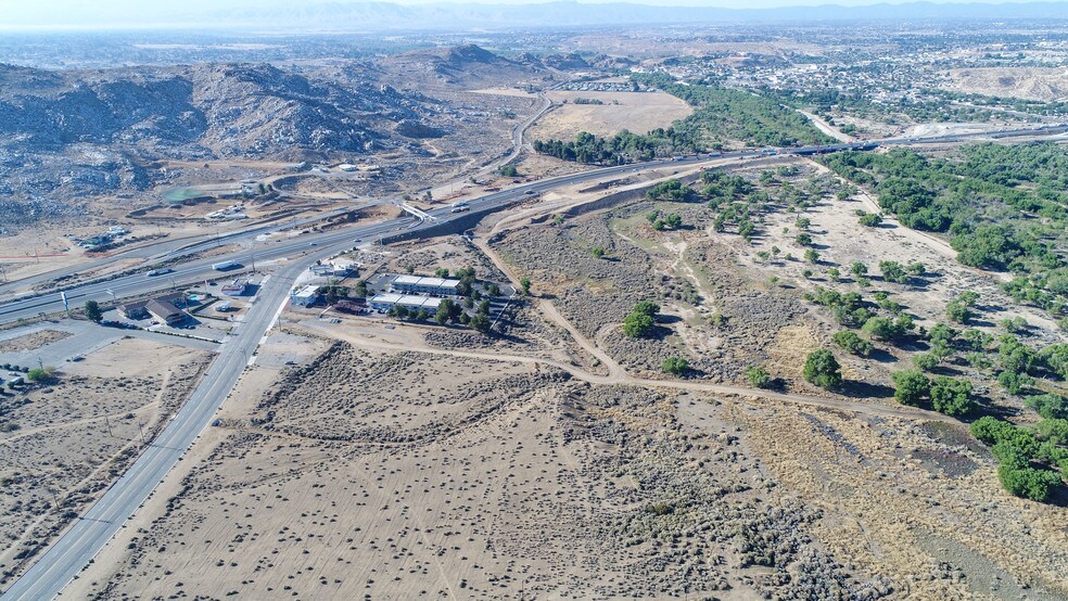 Stoddard Wells Rd, Victorville, CA à vendre - Photo de l’immeuble – Image 2 sur 7