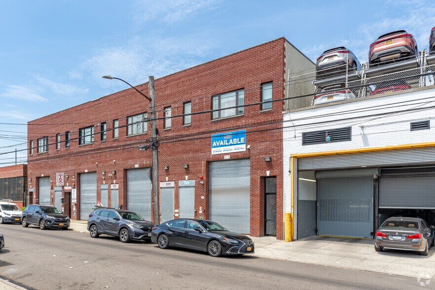 3718 57th St, Woodside, NY à vendre - Photo de l’immeuble – Image 1 sur 24