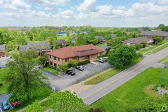 1811 Sherman Dr, Saint Charles, MO à louer Photo de l’immeuble– Image 1 sur 1