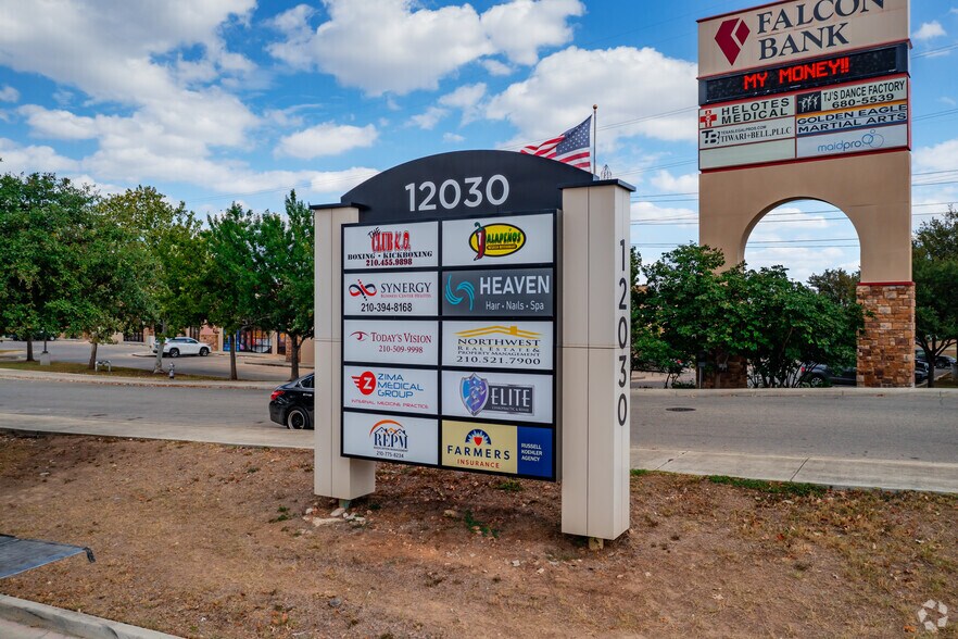 12030 Bandera Rd, Helotes, TX à louer - Photo de l’immeuble – Image 3 sur 12