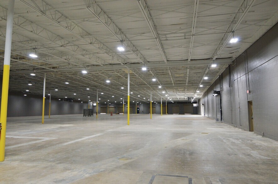 5827 W Us Highway 90, San Antonio, TX à louer - Photo intérieure – Image 3 sur 4