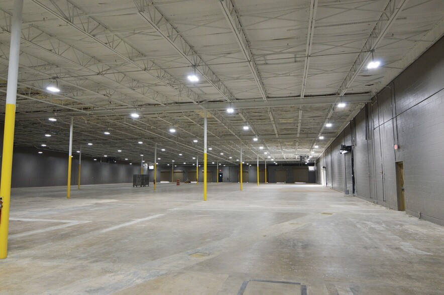 5827 W Us Highway 90, San Antonio, TX à louer - Photo intérieure – Image 3 sur 4