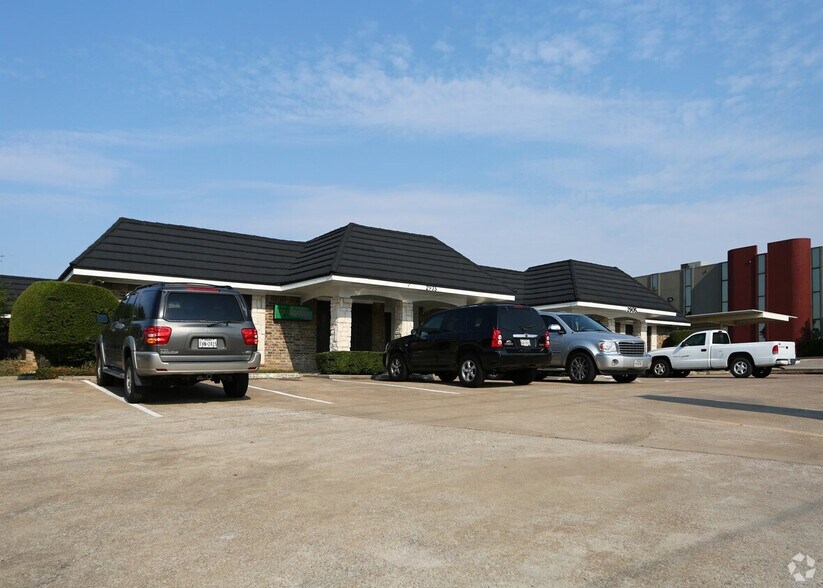 2905 Brown Trl, Bedford, TX à vendre - Photo principale – Image 1 sur 1