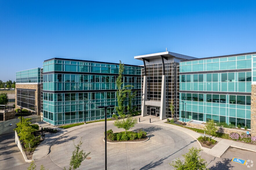 115 Quarry Park Rd SE, Calgary, AB à louer - Photo de l’immeuble – Image 2 sur 11