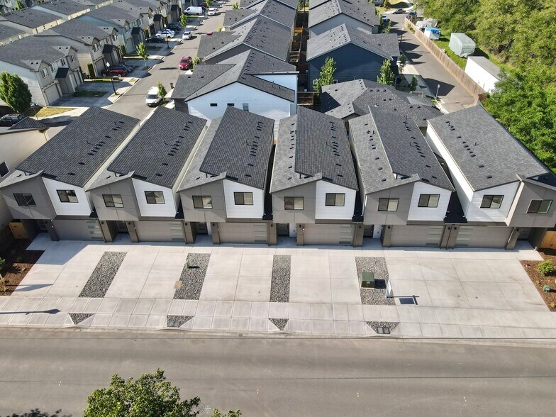 Portfolio of 5 Luxury, Newly-Built Homes portefeuille de 5 biens à vendre sur LoopNet.fr - Photo de l’immeuble – Image 2 sur 30