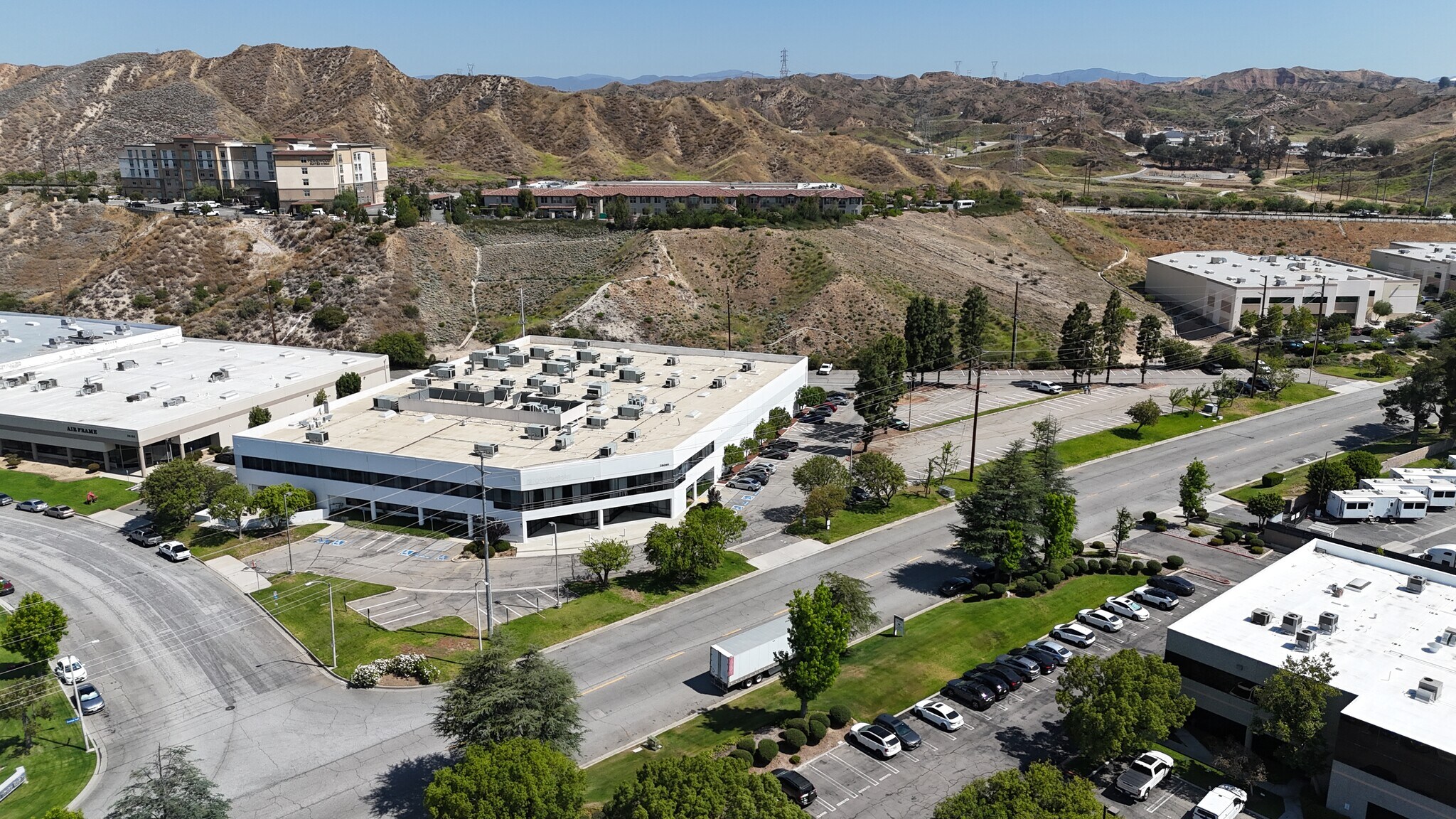 26081 Avenue Hall, Valencia, CA à louer Photo de l’immeuble– Image 1 sur 8