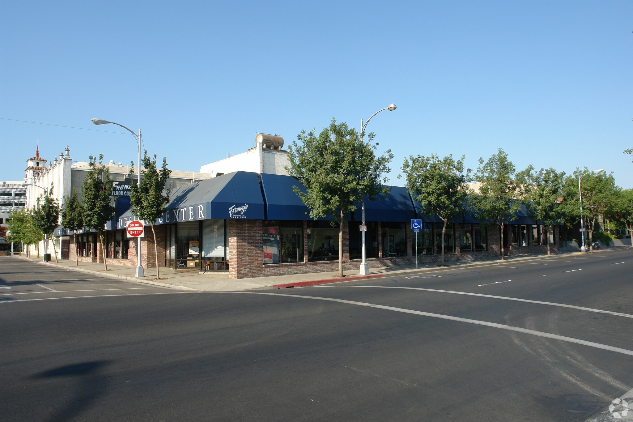 121 N Encina St, Visalia, CA à louer Photo principale– Image 1 sur 9
