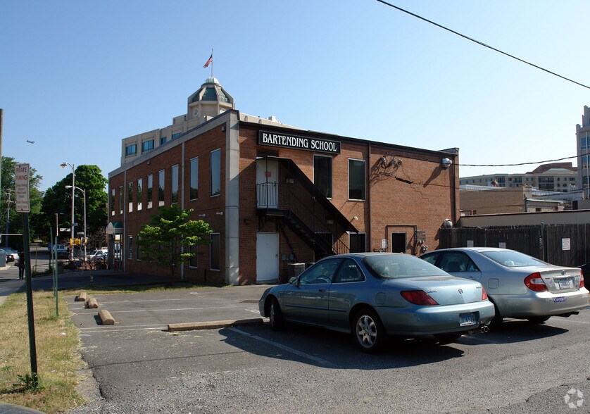 2440 Wilson Blvd, Arlington, VA à louer - Photo de l’immeuble – Image 3 sur 3