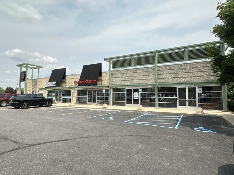 2107 E Beltline Ave NE, Grand Rapids, MI à louer - Photo de l’immeuble – Image 2 sur 6