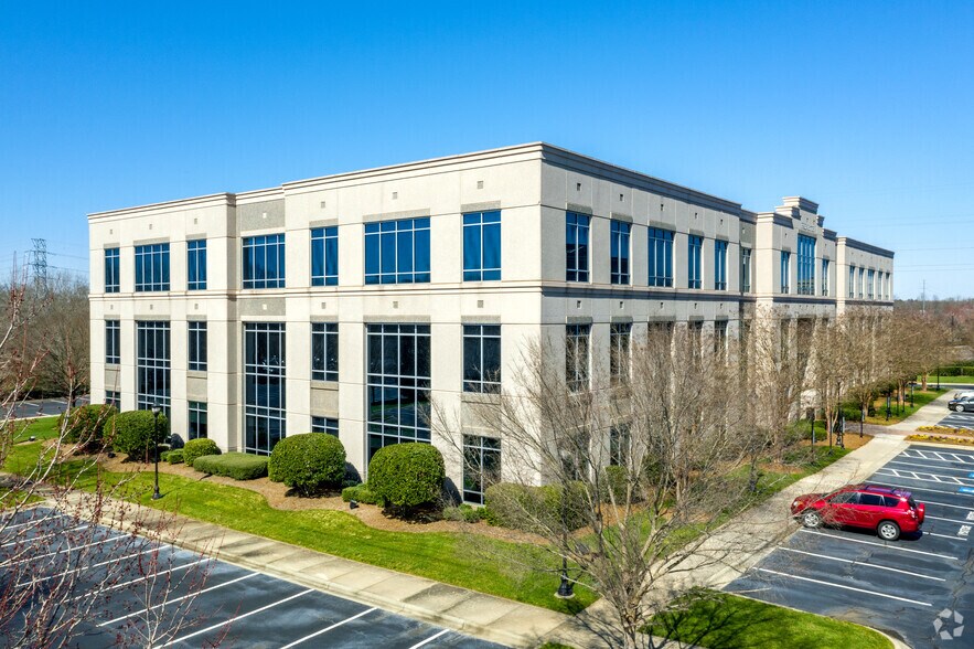 11016 Rushmore Dr, Charlotte, NC à louer - Photo de l’immeuble – Image 2 sur 9