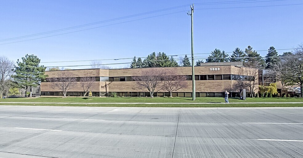 3883 Telegraph Rd, Bloomfield Hills, MI à louer - Photo de l’immeuble – Image 3 sur 4