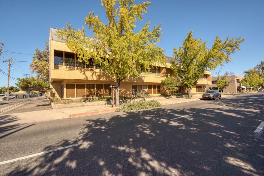 1207 13th St, Modesto, CA à louer - Photo de l’immeuble – Image 2 sur 17