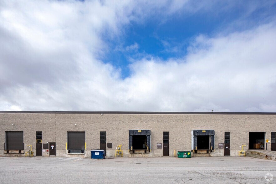 1835 Meyerside Dr, Mississauga, ON à louer - Photo de l’immeuble – Image 2 sur 2