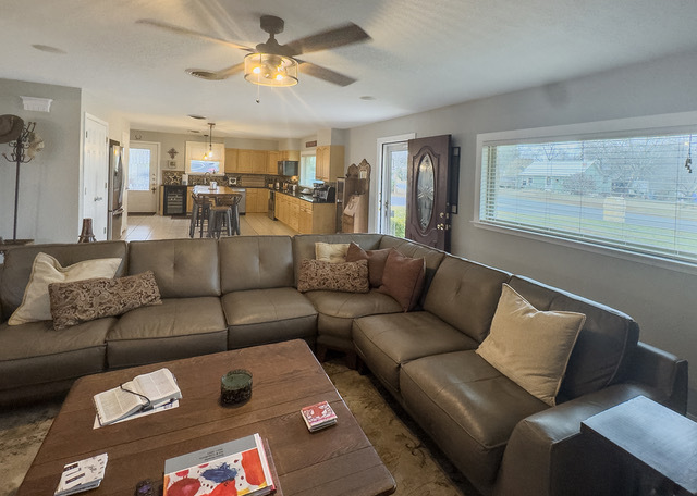 702 E Schubert St, Fredericksburg, TX à vendre - Photo de l’immeuble – Image 3 sur 26