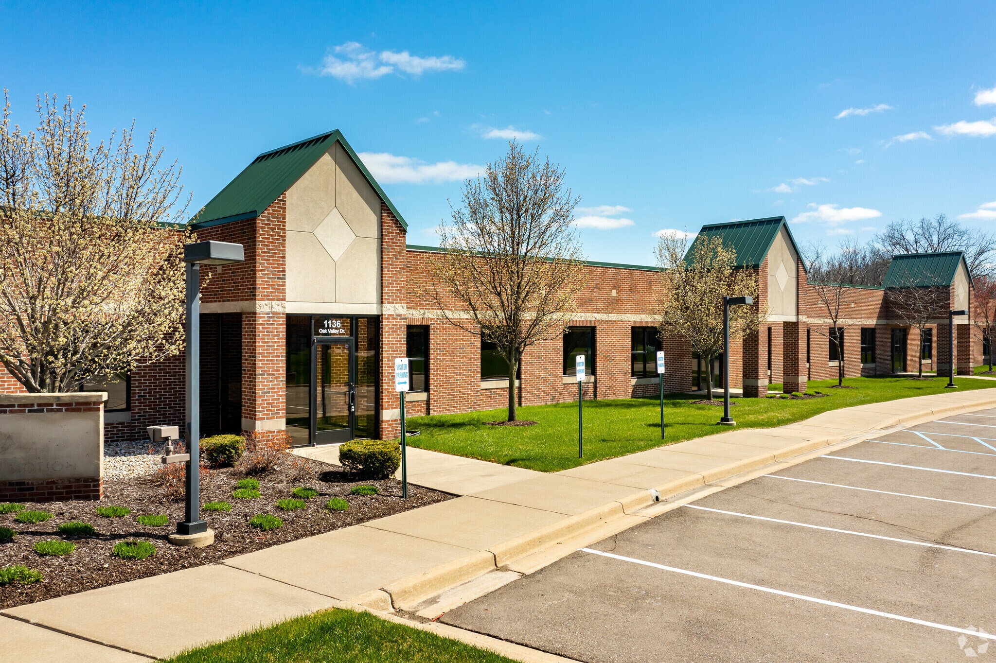 1136-1138 Oak Valley Dr, Ann Arbor, MI à vendre Photo principale– Image 1 sur 8