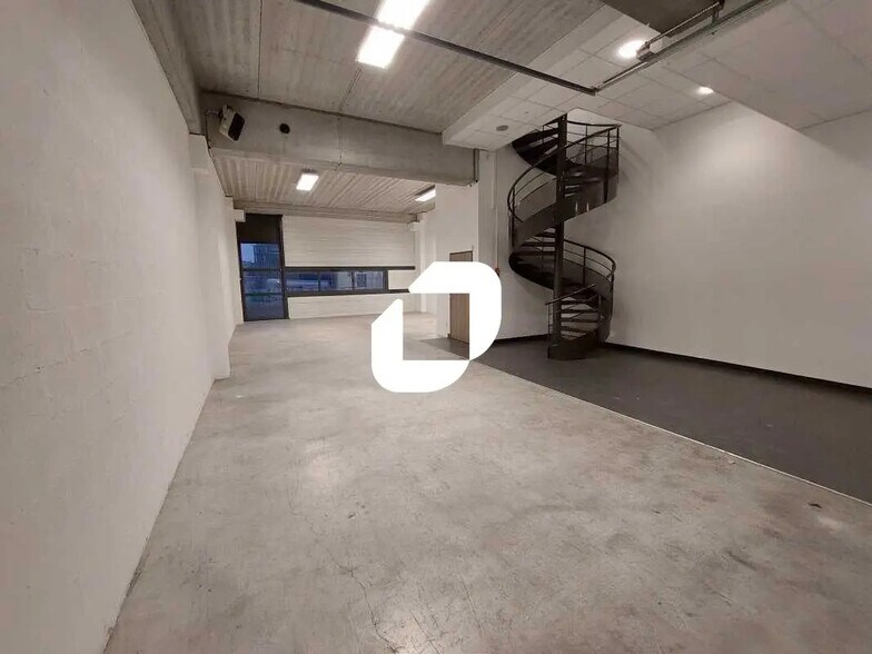 Local d’activités dans Saint-Denis à louer - Photo de l’immeuble – Image 3 sur 12