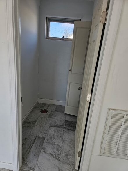 350 Farmington Ave, Plainville, CT à vendre - Photo intérieure – Image 2 sur 11