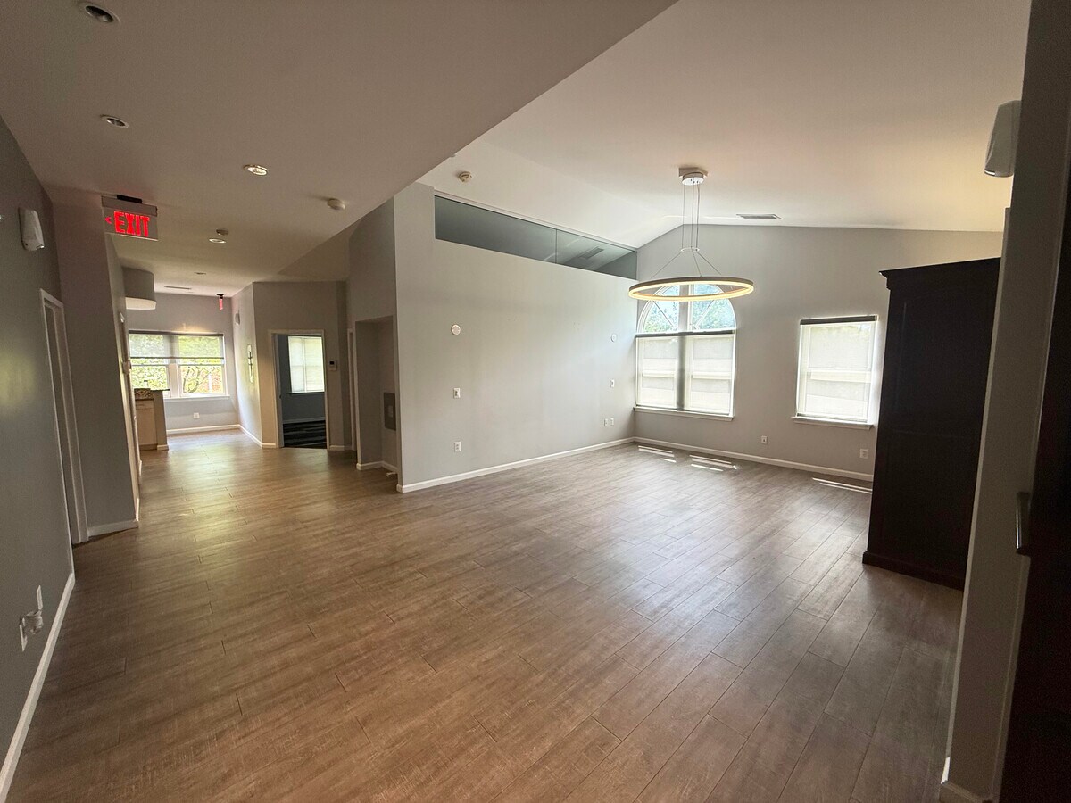 4200 Evergreen Ln, Annandale, VA 22003 - Lot 334-335 - - Photo intérieure - Image 2 of 16