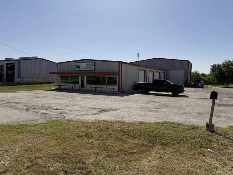 1237 W Oaklawn Rd, Pleasanton, TX à louer - Photo de l’immeuble – Image 2 sur 21