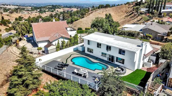 12036 Darby Ave, Porter Ranch, CA à vendre - Photo principale – Image 1 sur 34