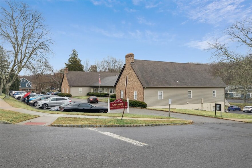 10 Shawnee Dr, Watchung, NJ à louer - Photo de l’immeuble – Image 3 sur 15