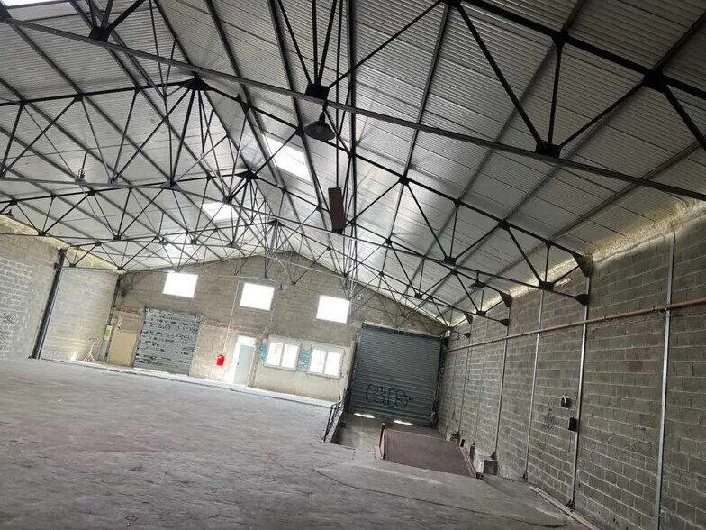 Local d’activités dans Saint-Quentin à louer - Photo de l’immeuble – Image 1 sur 4