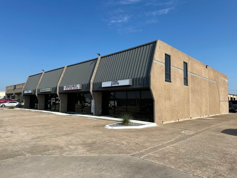 2604 W Marshall Dr, Grand Prairie, TX à louer - Photo de l’immeuble – Image 3 sur 5