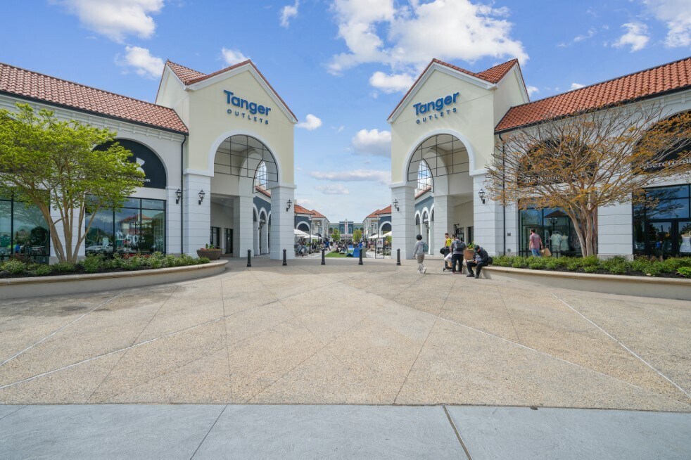 152 The Arches Cir, Deer Park, NY à louer Photo principale– Image 1 sur 9