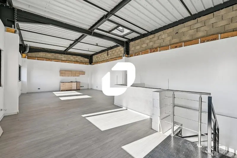 Bureau dans Viarmes à louer - Photo de l’immeuble – Image 1 sur 13
