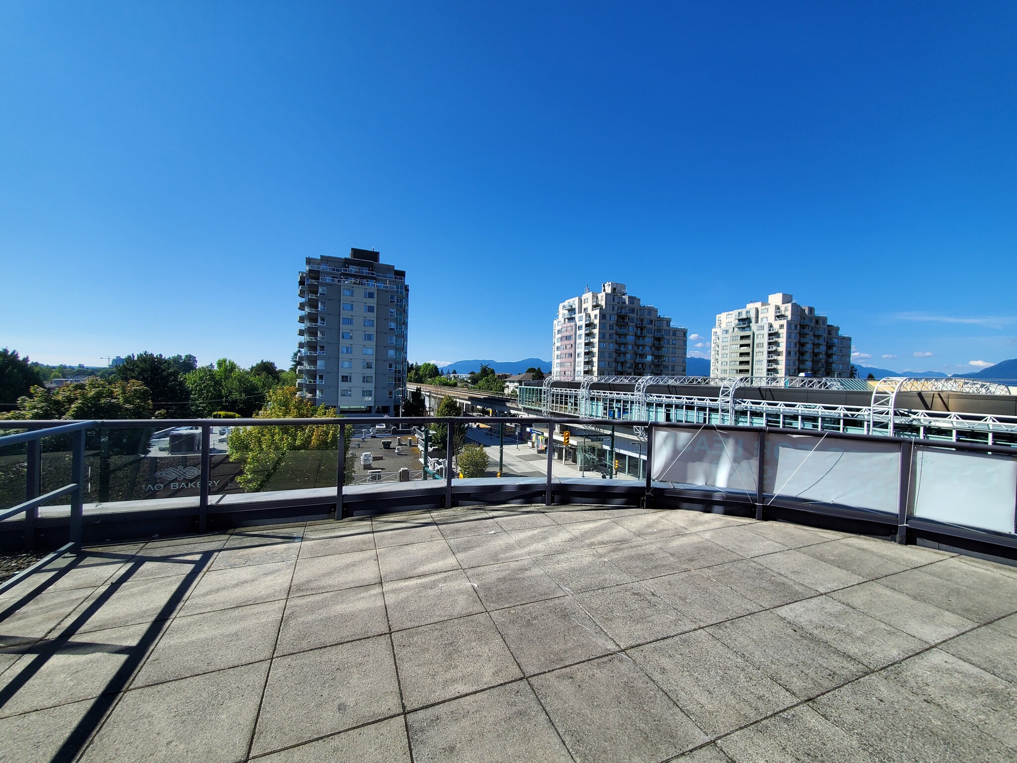 5118 Joyce St, Vancouver, BC à louer Photo de l’immeuble– Image 1 sur 3