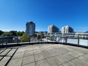 5118 Joyce St, Vancouver, BC à louer Photo de l’immeuble– Image 1 sur 3