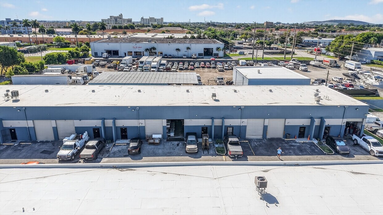 7760 W 20th Ave, Hialeah, FL à louer Photo de l’immeuble– Image 1 sur 7