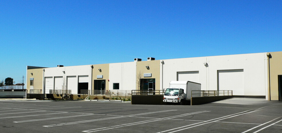 13073 Bradley Ave, Sylmar, CA à louer - Photo de l’immeuble – Image 2 sur 8