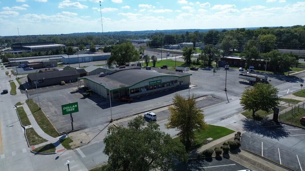 601 Brown St, Osawatomie, KS à louer - Photo de l’immeuble – Image 3 sur 5