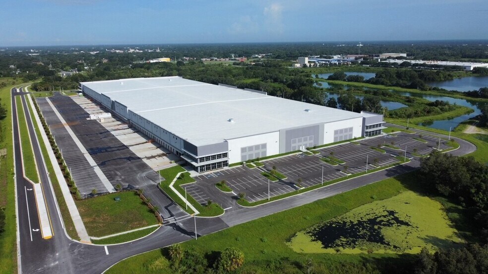 2727 Henderson Way, Plant City, FL à louer - Photo de l’immeuble – Image 1 sur 1