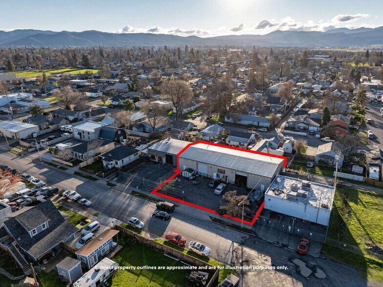 729 Welch St, Medford, OR à vendre - Photo de l’immeuble – Image 3 sur 44