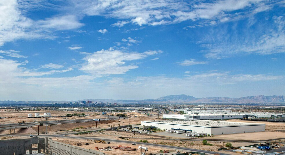 5011 E. Tropical, North Las Vegas, NV à vendre - Photo de l’immeuble – Image 2 sur 5
