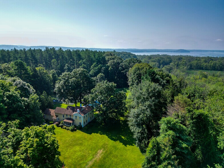 460 Crescent Ave, Saratoga Springs, NY à vendre - Photo de l’immeuble – Image 3 sur 16