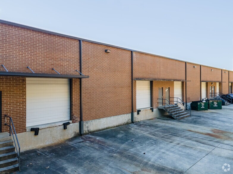 2137 Flintstone Dr, Tucker, GA à louer - Photo de l’immeuble – Image 3 sur 6