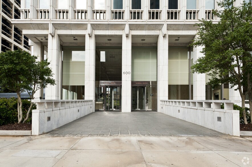 600 W Peachtree St NW, Atlanta, GA à louer - Photo de l’immeuble – Image 2 sur 4