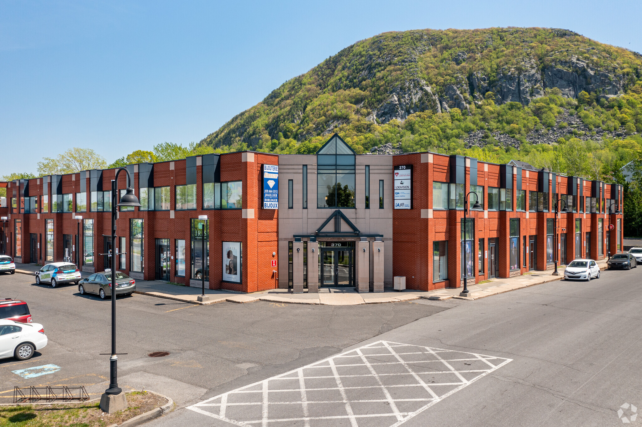 370-380 Boul Sir-Wilfrid-Laurier, Mont-St-Hilaire, QC à louer Photo de l’immeuble– Image 1 sur 5