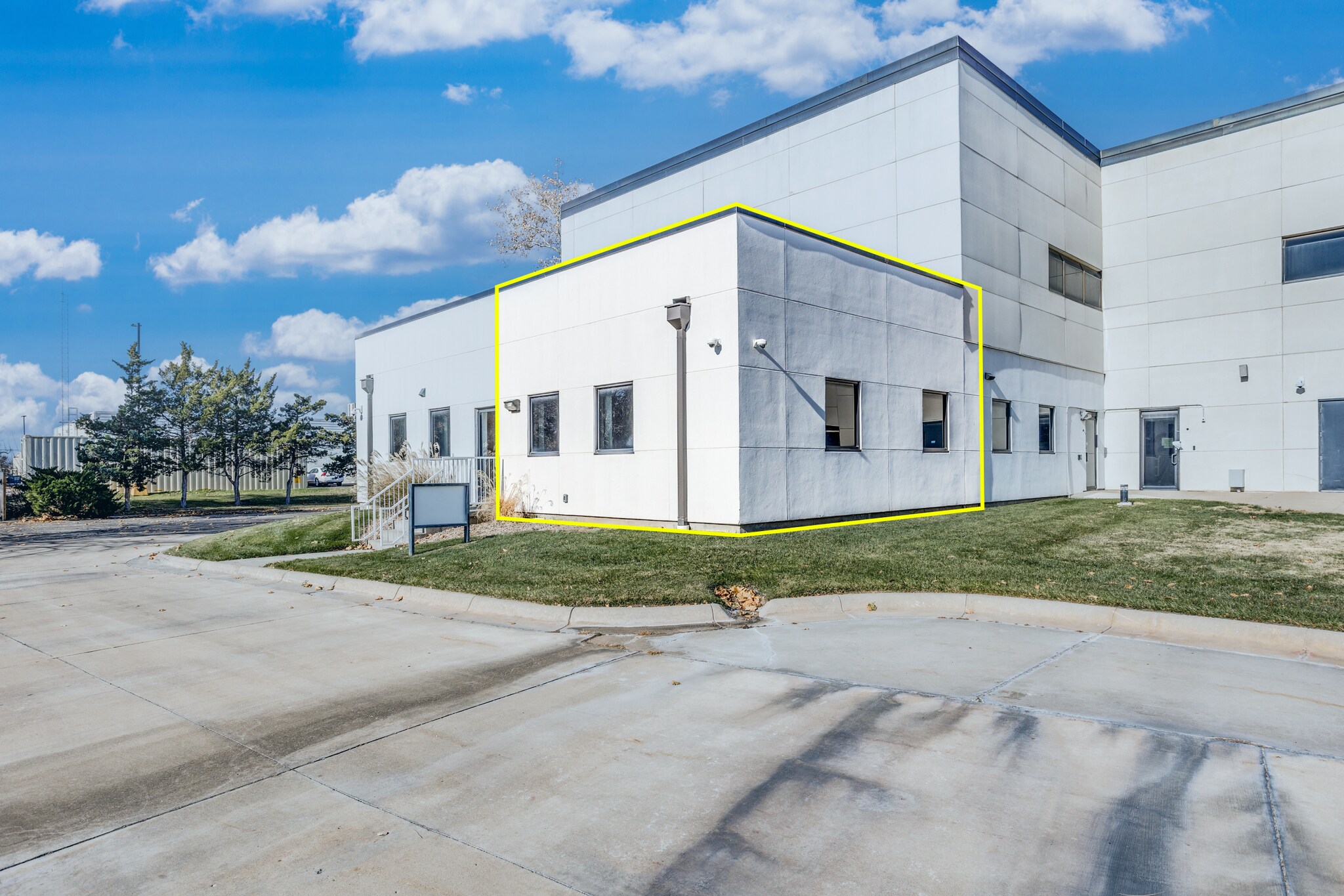 811 E 30th Ave, Hutchinson, KS à louer Photo de l’immeuble– Image 1 sur 9