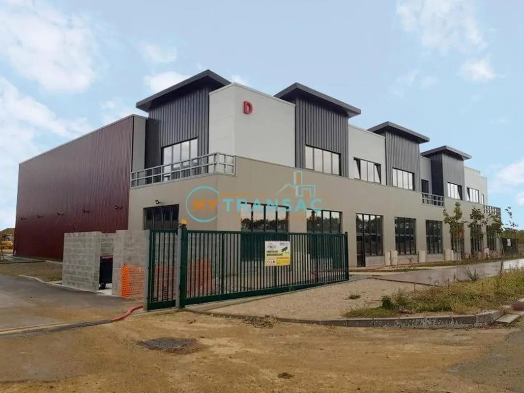 Local d'activités dans Saint-Pierre-du-Perray à vendre Photo de l’immeuble– Image 1 sur 16