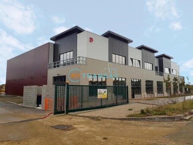 Plus de détails pour Local d’activités à vendre