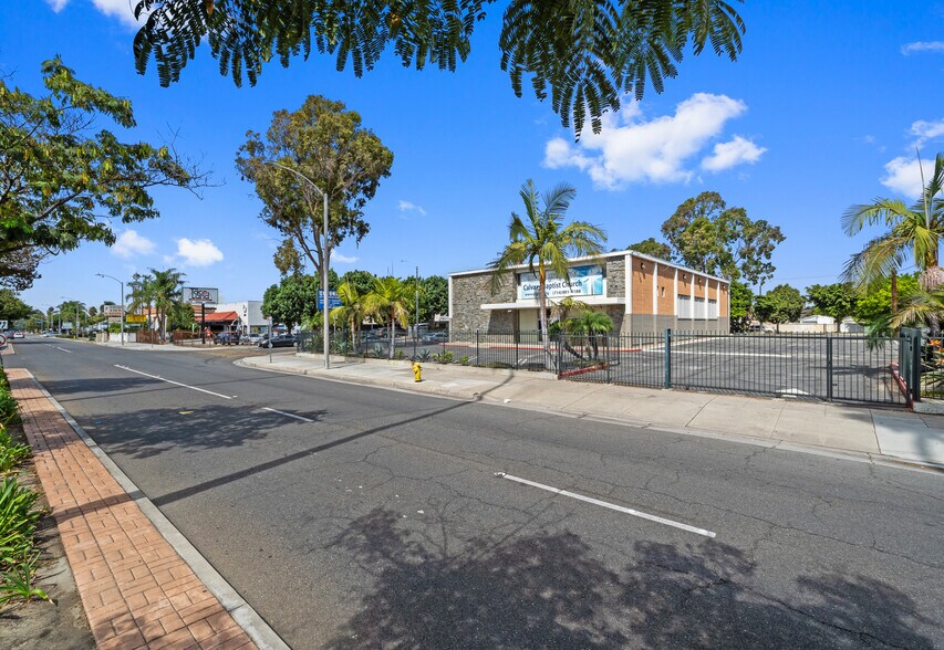 2231 W Lincoln Ave, Anaheim, CA à vendre - Photo de l’immeuble – Image 2 sur 11