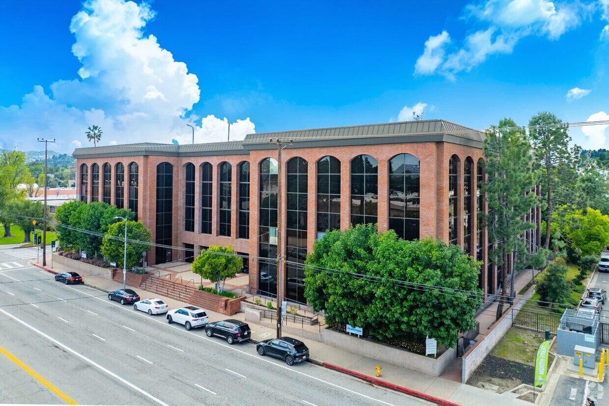 15315 Magnolia Blvd, Sherman Oaks, CA à louer Photo principale– Image 1 sur 8