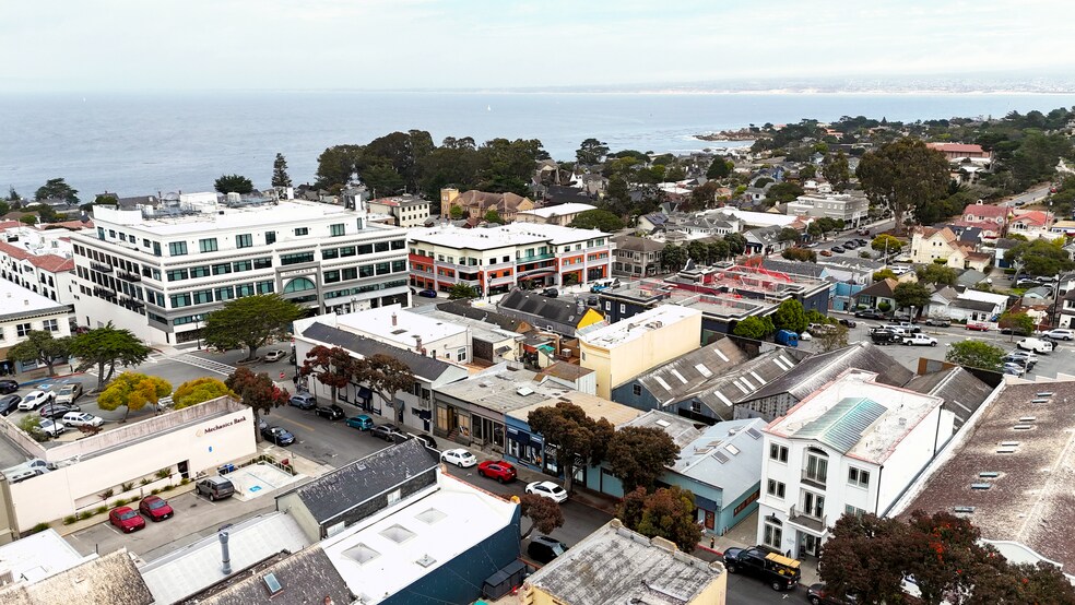 217 Grand Ave, Pacific Grove, CA à vendre - Photo de l’immeuble – Image 3 sur 13