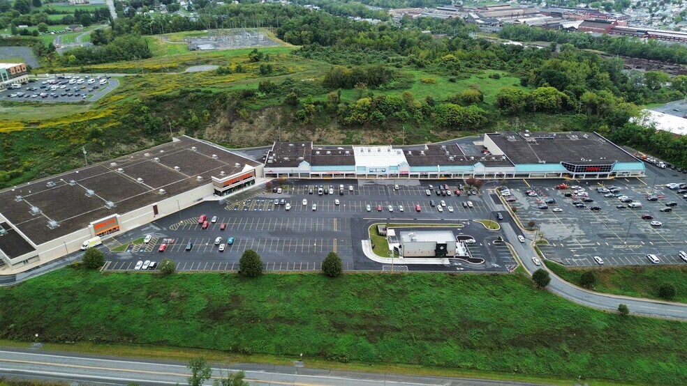 301-331 W Freedom Ave, Burnham, PA à louer - Photo de l’immeuble – Image 3 sur 7